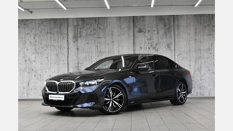 Szary sophisto z brylantowym połyskiem metalizowany Używany 2025 BMW 520 Comfort Edition Sedan/Limuzyna | 258 800 zł (Uczciwa cena) - Obraz 1/3