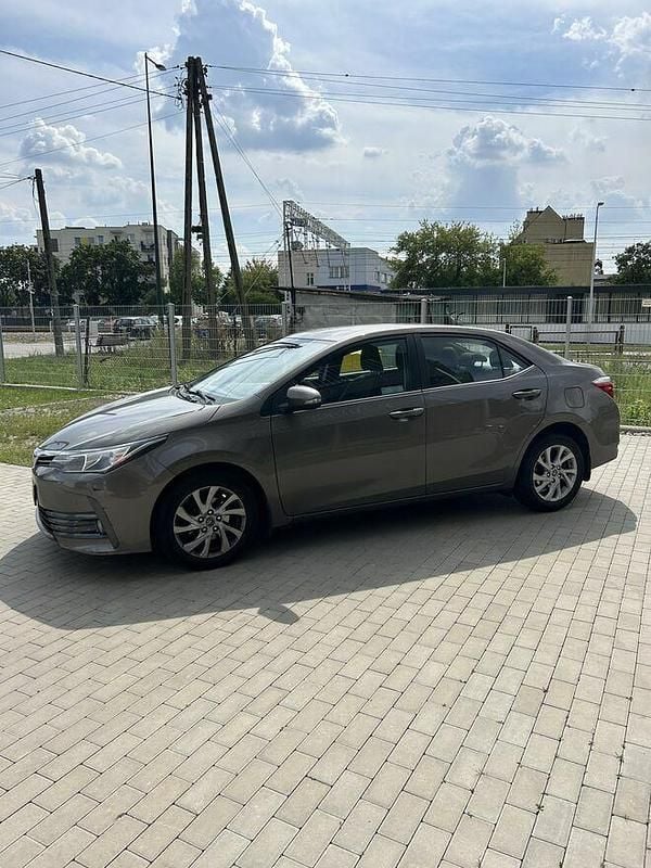 Używany Toyota Corolla 132 KM (97 kW) 2018 Brązowobeżowy Sedan/Limuzyna