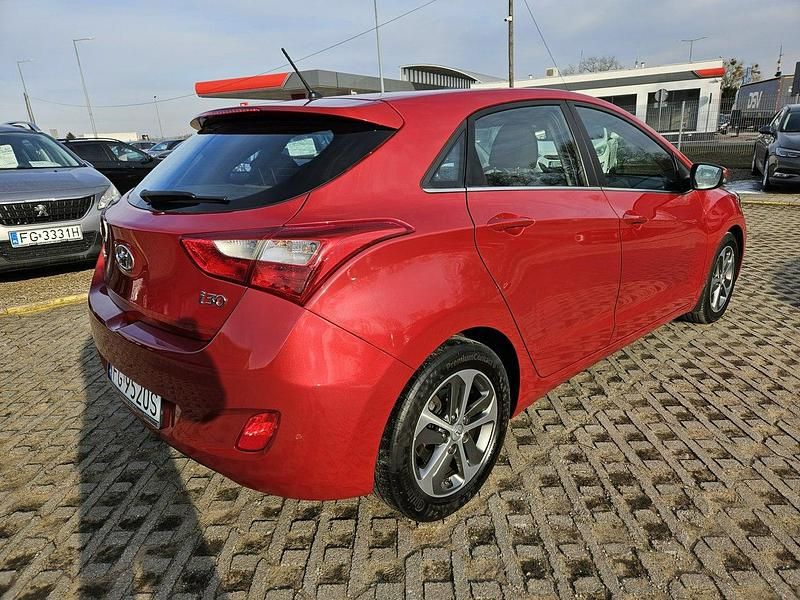 Używany Hyundai i30 135 KM (99 kW) 2015 Bordowy (metalik) Hatchback