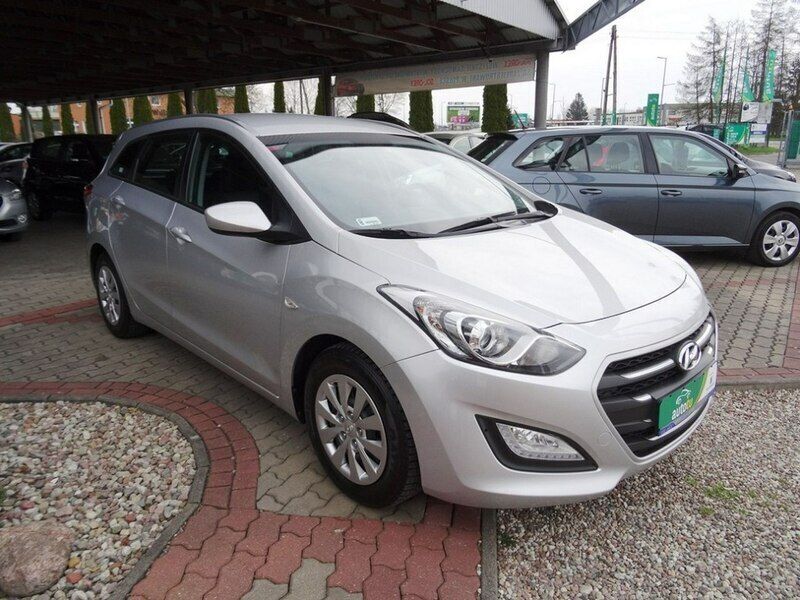Używany Hyundai i30 Comfort 90 KM (66 kW) 2015 Srebrny Sedan/Limuzyna
