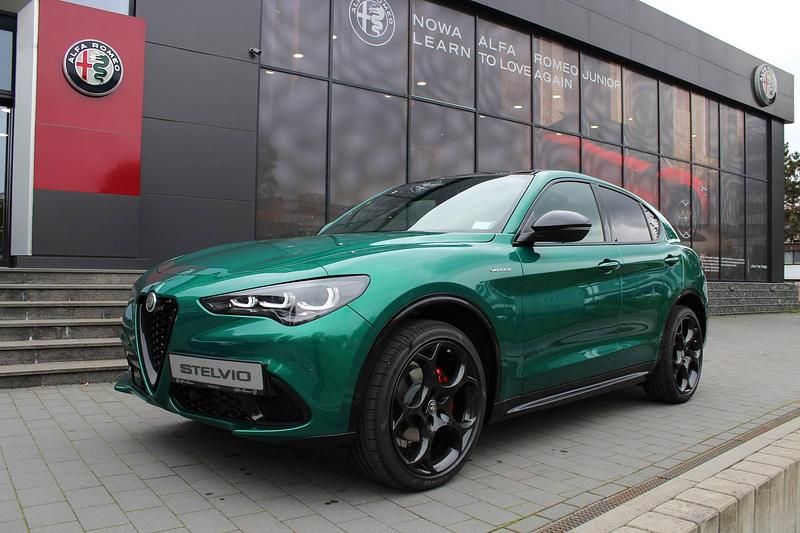 Lakier specjalny zielony montreal green Nowe 2025 Alfa Romeo Stelvio Veloce SUV | 244 873 zł - Obraz 1/4