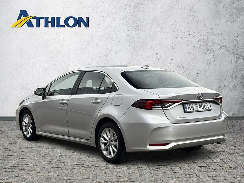 Używany Toyota Corolla 125 KM (91 kW) 2021 Srebrny (metalik) Sedan/Limuzyna