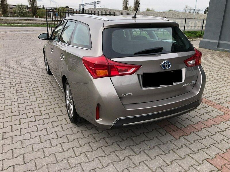 Używany Toyota Auris Hybrid 136 KM (100 kW) 2015 Szary Sedan/Limuzyna