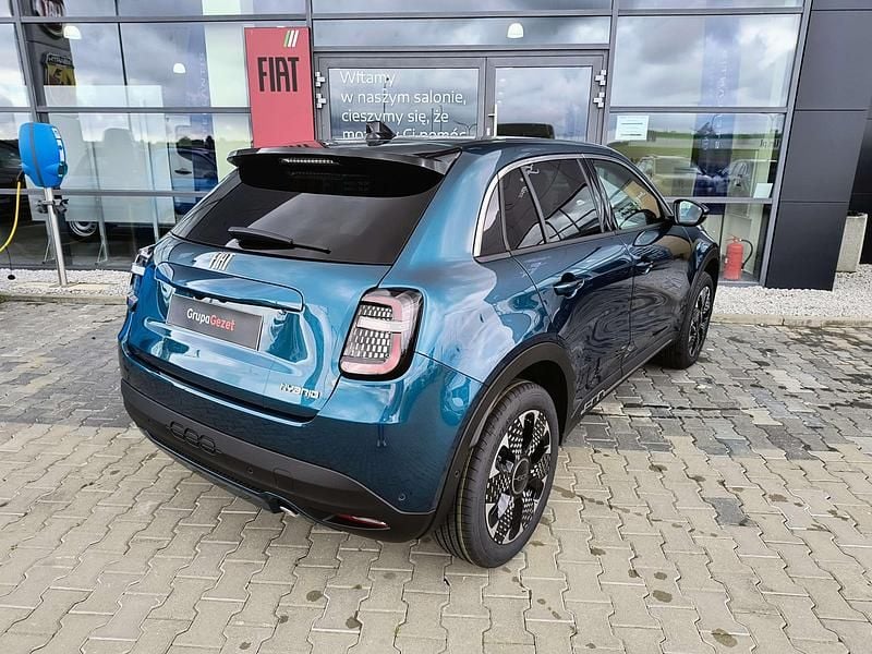 Nowe Fiat 600E La Prima 114 kW (156 KM) 2025 Lakier metalizowany zielony mare Hatchback