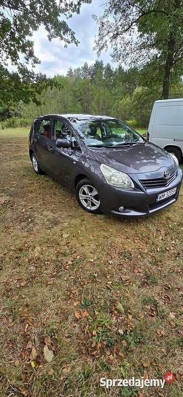 Szary Używany 2010 Toyota Verso Minivan | 28 000 zł (Drogi) - Obraz 1/4