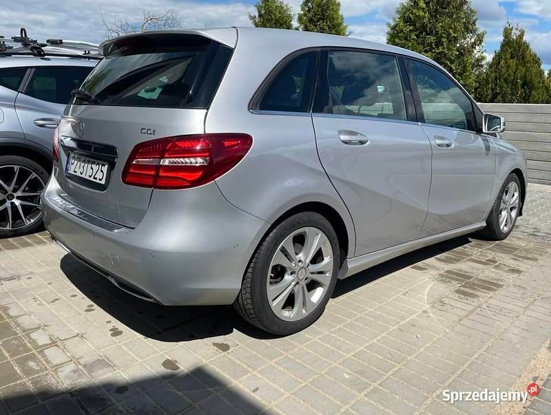 Używany Mercedes A180 Edition 2016 Srebrny Minivan