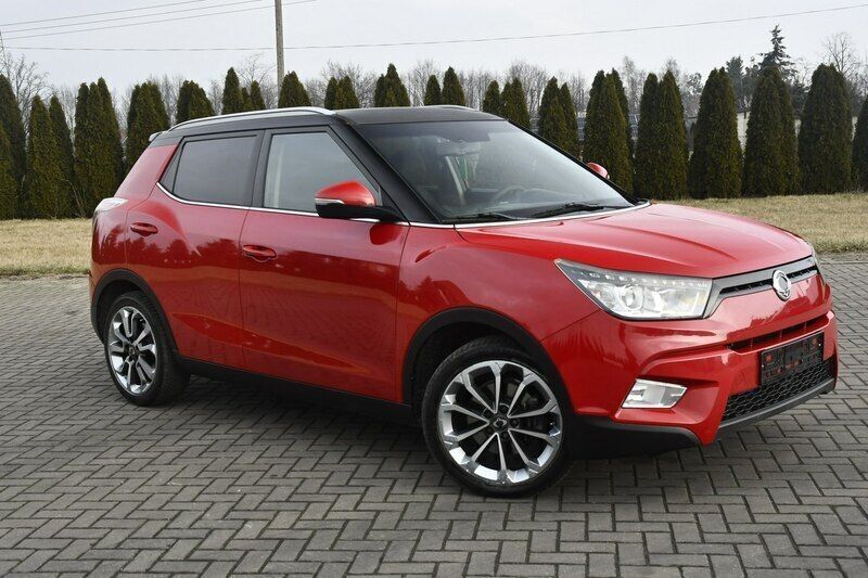 Czerwony (metalik) Używany 2015 Ssangyong Tivoli SUV | 32 900 zł (Uczciwa cena) - Obraz 1/3