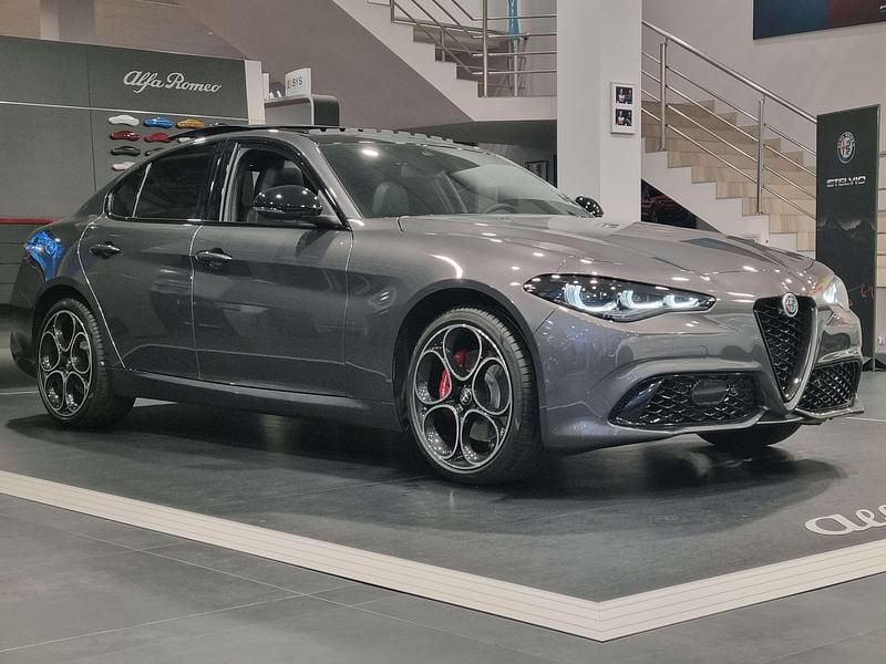 Lakier metalizowany szary vesuvio grey Nowe 2025 Alfa Romeo Giulia Veloce Sedan/Limuzyna | 223 700 zł (Uczciwa cena) - Obraz 1/4