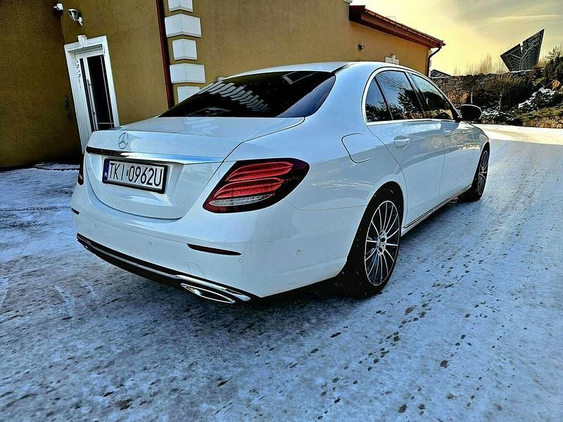 Używany Mercedes E220 195 KM (143 kW) 2016 Biały Sedan/Limuzyna