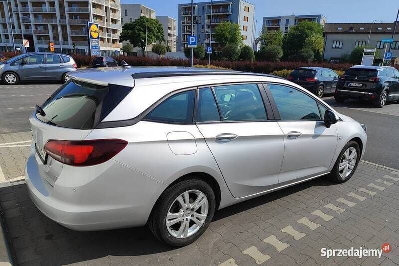 Srebrny Używany 2017 Opel Astra Kombi | 36 000 zł (Drogi) - Obraz 1/4