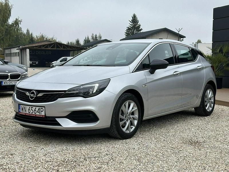 Używany Opel Astra 130 KM (95 kW) 2021 Srebrny (metalik) Sedan/Limuzyna