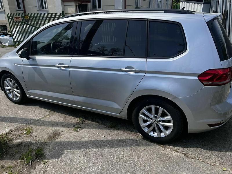 Używany VW Touran Comfortline 2018 Srebrny Minivan