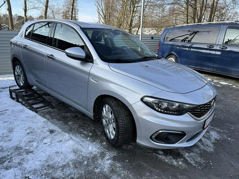 Używany Fiat Tipo 120 KM (88 kW) 2017 Srebrny (metalik) Hatchback