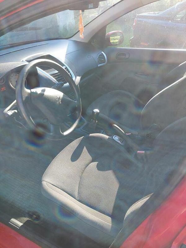 Używany Peugeot 206 2012 Czerwony Sedan/Limuzyna