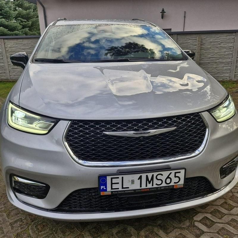 Srebrny (metalik) Używany 2024 Chrysler Pacifica SUV | 149 000 zł (Dobra cena) - Obraz 1/4