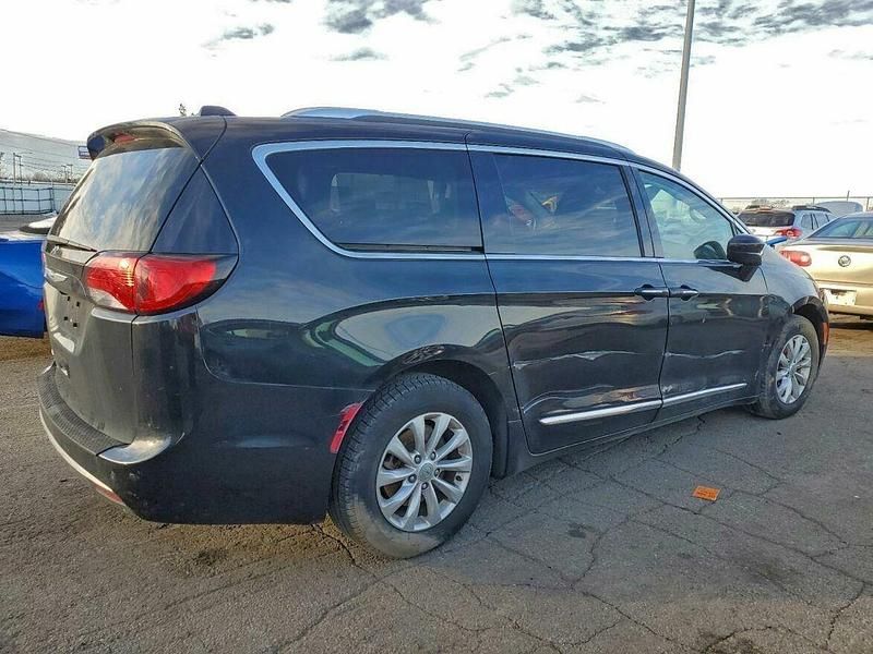 Używany Chrysler Pacifica Touring 2019 Czarny Kombi