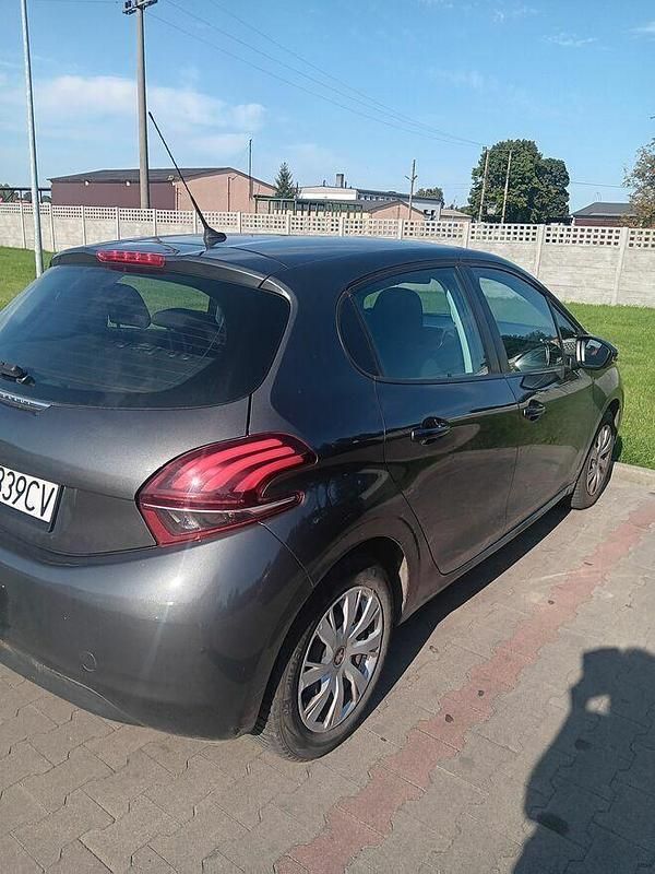 Używany Peugeot 208 2017 Czarny Hatchback