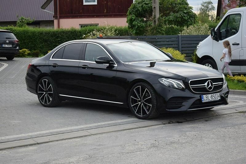 Czarny Używany 2019 Mercedes E200 AMG Sedan/Limuzyna | 94 900 zł (Uczciwa cena) - Obraz 1/4