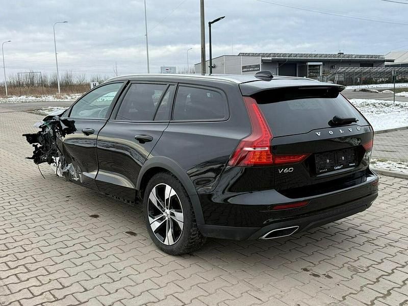 Używany Volvo V60 CC Pro 190 KM (139 kW) 2020 Czarny Kombi