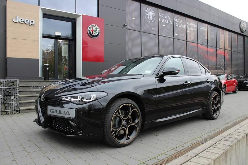 Lakier metalizowany czarny volcano black Nowe 2025 Alfa Romeo Giulia Sedan/Limuzyna | 231 500 zł (Dość drogi) - Obraz 1/4
