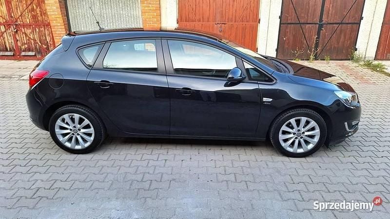 Czarny Używany 2013 Opel Astra Active Hatchback | 23 900 zł (Dobra cena) - Obraz 1/4