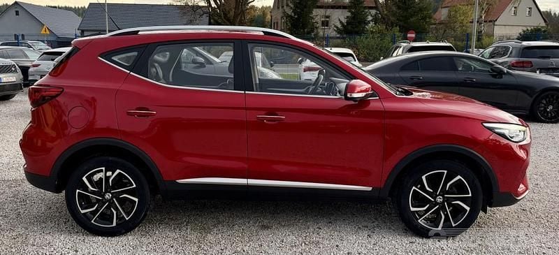 Używany MG ZS 106 KM (77 kW) 2022 Bordowy Sedan/Limuzyna