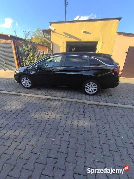 Czarny Używany 2017 Opel Astra Kombi | 36 000 zł (Dość drogi) - Obraz 1/4