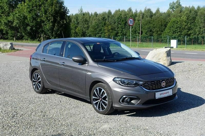 Szary (metalik) Używany 2016 Fiat Tipo Sedan/Limuzyna | 26 800 zł (Dość drogi) - Obraz 1/4