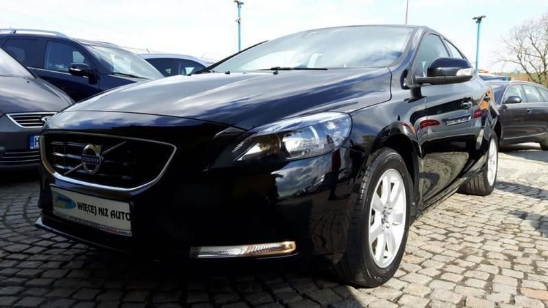 Używany Volvo V40 150 KM (110 kW) 2012 Czarny metalik Kombi
