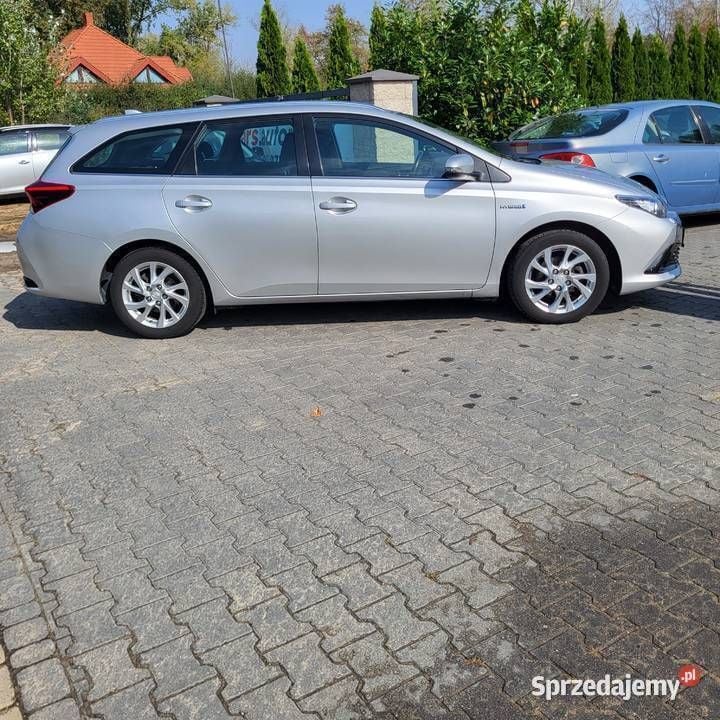 Używany Toyota Auris Hybrid 2018 Srebrny Kombi
