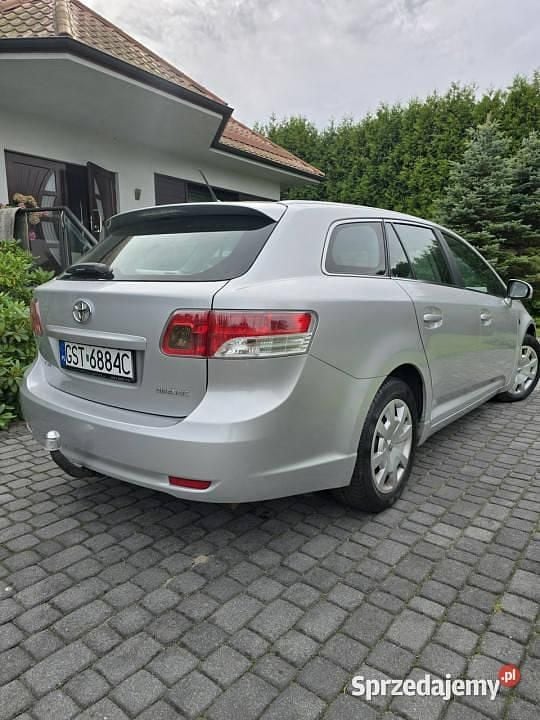 Używany Toyota Avensis Premium 126 KM (92 kW) 2011 Srebrny Sedan/Limuzyna