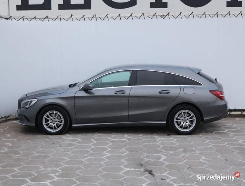 Używany Mercedes CLA180 2018 Srebrny Sedan/Limuzyna