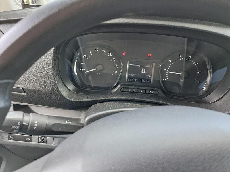 Biały Używany 2018 Peugeot Traveller Minivan | 62 000 zł - Obraz 1/4