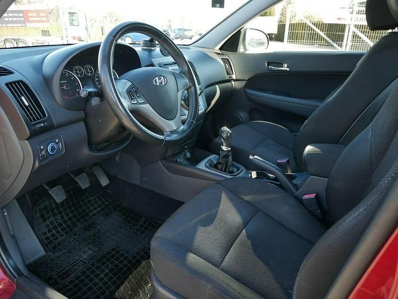 Używany Hyundai i30 2010 Czerwony Hatchback