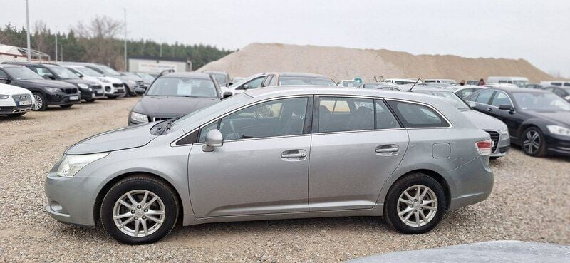 Używany Toyota Avensis 126 KM (92 kW) 2011 Srebrny (metalik) Kombi