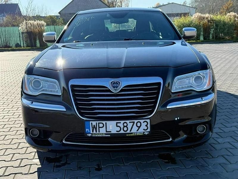 Używany Lancia Thema 239 KM (175 kW) 2013 Czarny Sedan/Limuzyna