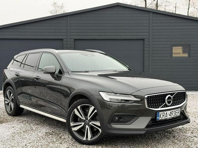 Używany Volvo V60 CC 250 KM (183 kW) 2022 Inny (metalik) Kombi