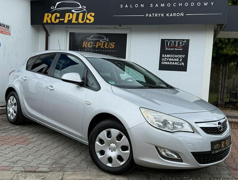 Srebrny (metalik) Używany 2010 Opel Astra Hatchback | 20 900 zł (Uczciwa cena) - Obraz 1/4
