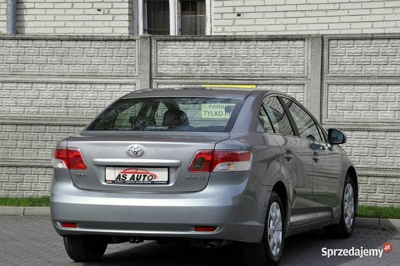 Używany Toyota Avensis 147 KM (108 kW) 2011 Szary Sedan/Limuzyna