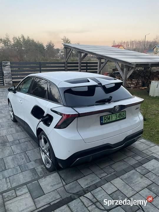 Używany MG MG4 EV Luxury 2023 Biały Hatchback