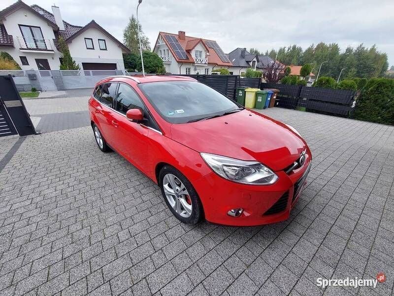 Używany Ford Focus Titanium 2013 Czerwony Sedan/Limuzyna