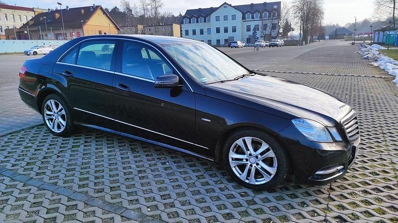 Czarny Używany 2011 Mercedes E220 Sedan/Limuzyna | 35 000 zł - Obraz 1/4