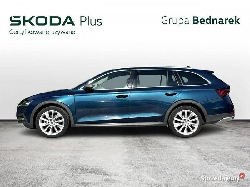 Granatowy Używany 2022 Skoda Octavia Kombi | 129 900 zł - Obraz 1/4