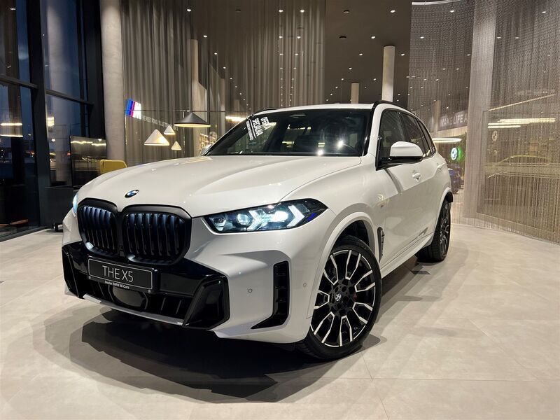 Biel mineralna metalizowany Używany 2023 BMW X5 Comfort Edition SUV | 429 900 zł - Obraz 1/3