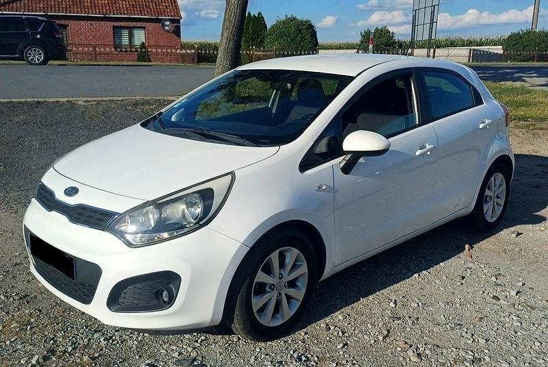 Używany Kia Rio 90 KM (66 kW) 2011 Biały Hatchback