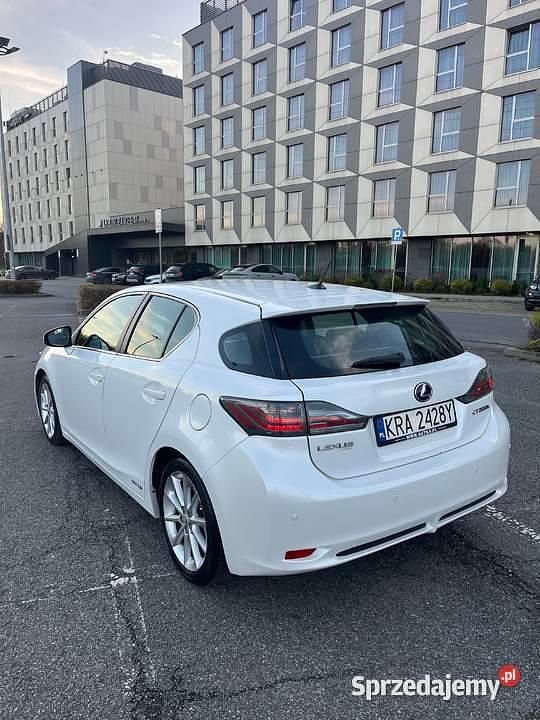 Biały Używany 2011 Lexus CT200h Hatchback | 38 800 zł (Drogi) - Obraz 1/4