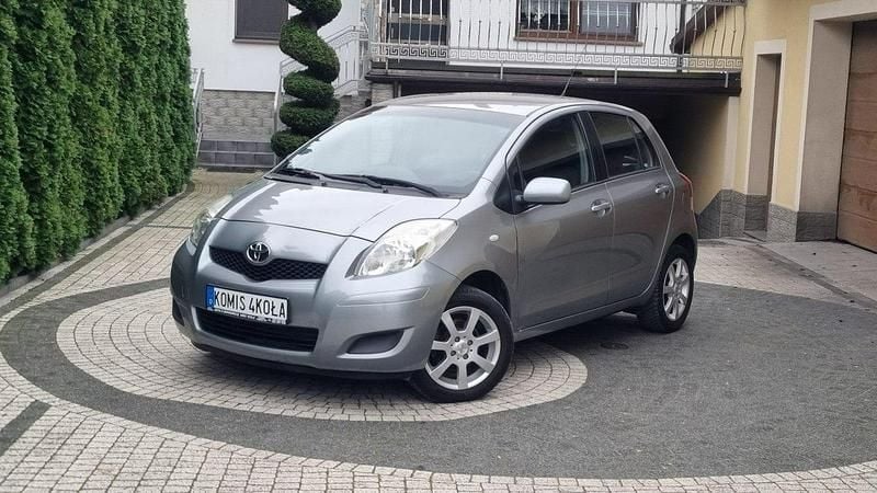 Szary (metalik) Używany 2009 Toyota Yaris Hatchback | 12 900 zł (Uczciwa cena) - Obraz 1/4