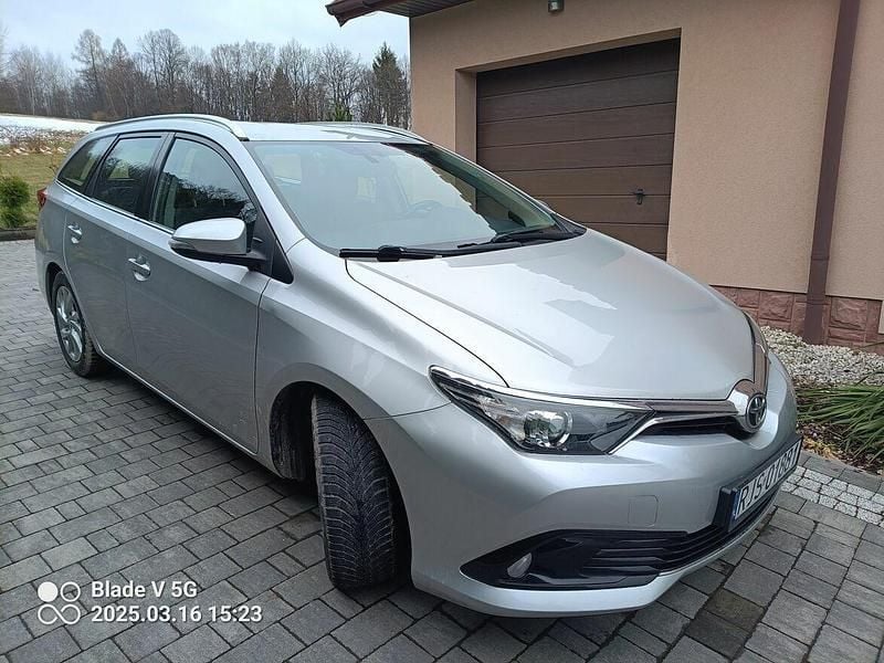 Srebrny Używany 2015 Toyota Auris Kombi | 32 900 zł - Obraz 1/4