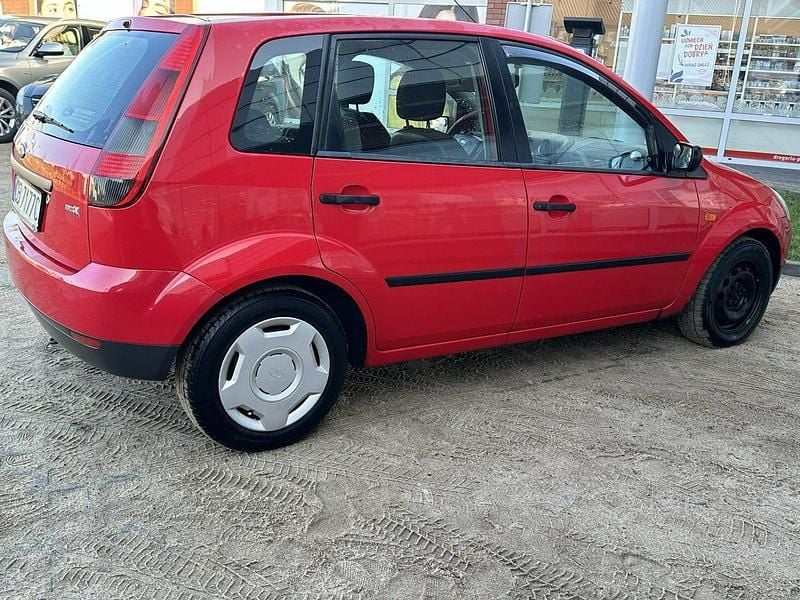 Używany Ford Fiesta 75 KM (55 kW) 2004 Czarny (metalik) Hatchback