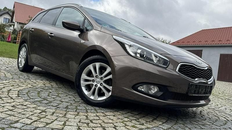 Brązowy Używany 2012 Kia Ceed 2 Kombi | 29 900 zł (Uczciwa cena) - Obraz 1/4